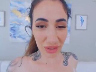 Arabelle raphael приносить її величезний титьки назад для глечики для wiener embraces