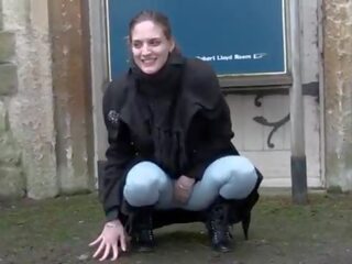 Wulps adolescent pisses in legging en vids haar tieten in publiek
