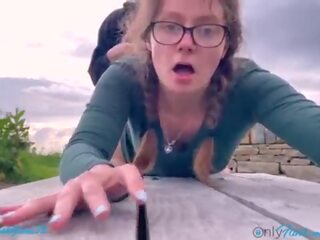 Нахален тийн прецака докато на слънце sets в а публичен парк - hannah goode