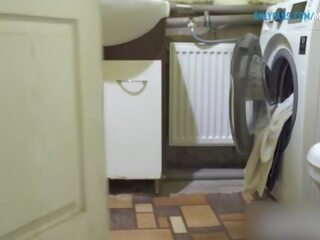 Baise son cul tandis que elle coincé en washing machine - amateur stunner tarte à la crème 4k
