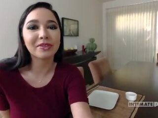 Пишні брюнетка karlee сірий serves в dessert - itspov