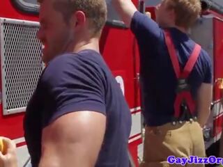 Gaysex hunks në uniformë squirting spermë