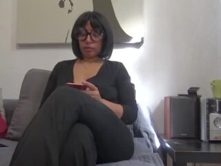 Een stiefmoeder is disturbed wanneer ze sees haar stepsons groot schacht in voorzijde van haar