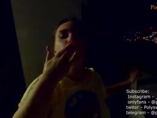 На дъщеря дава а духане на а публичен balcony&comma; и след това walks с а изпразване на тя лице