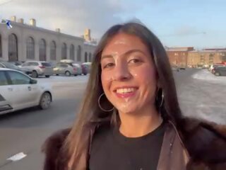 Мед walks с изпразване на тя лице в public&comma; за а generous награда от а непознат - cumwalk