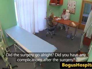 Аматьори медицинска сестра завинтва трудно от фалшив медицински човек