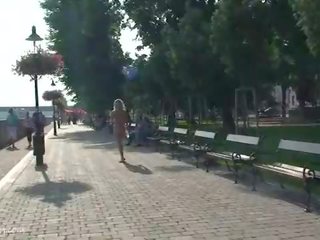 Захоплюючий публічний нагота з божевільна stunner лаура