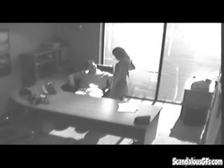 Kontor tryst blir fanget på cctv og lekket