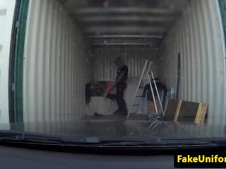 Британка stunner дме підробка policemans peter