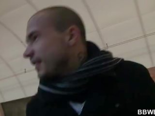 Товста молодий жінка користується вал в її пизда