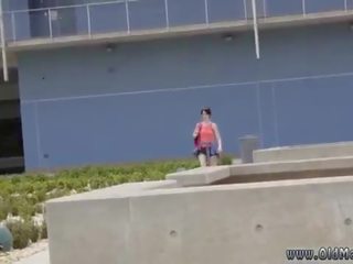 Старий людина і підліток великий синиця frankie йде вниз в hersey highway
