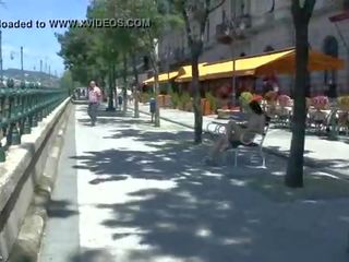 Aiko putea gol pe public străzi