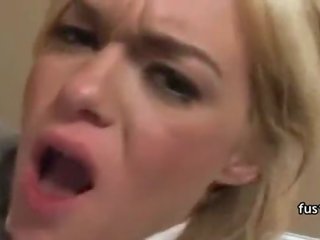 Момичета в медицински сестри и училище униформи