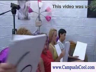 Exhibitionistic студенти жувати манда