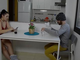 他 看跌期权 一 手指 在 她的 的阴户 和 另一 在 该 屁股