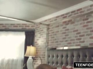 Teenfidelity होल्ली hendrix trades एनल के लिए एक क्रीमपाइ