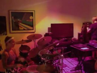 Felicity feline দীর্ঘ drum এবং jam সঙ্গে বন্ধু মধ্যে los angeles পিছনে ঐ দৃশ্য