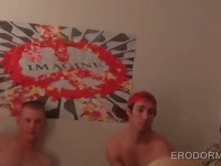 Sexually aroused коледж youths демонтаж для x номінальний відео на загальна спальня кімната вечірка