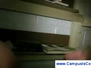 Студент giggles в той час як cummed на її дупа