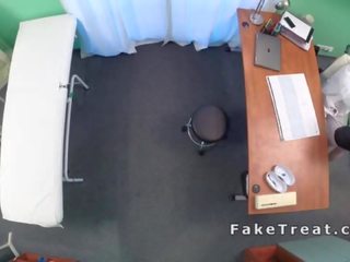 Терапевт чука татуиран голям бюст пациент