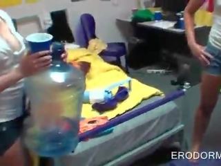 Колеж x номинално видео игри при обща спалня стая оргия парти